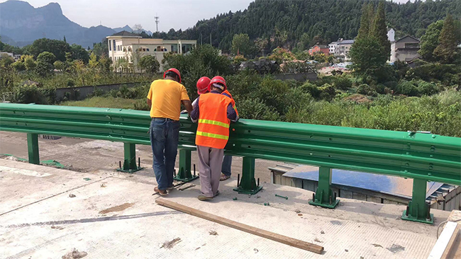 鹰潭高速公路护栏板的维护确保道路安全的关键环节