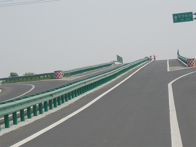 鹰潭高速公路护栏的材质与规格
